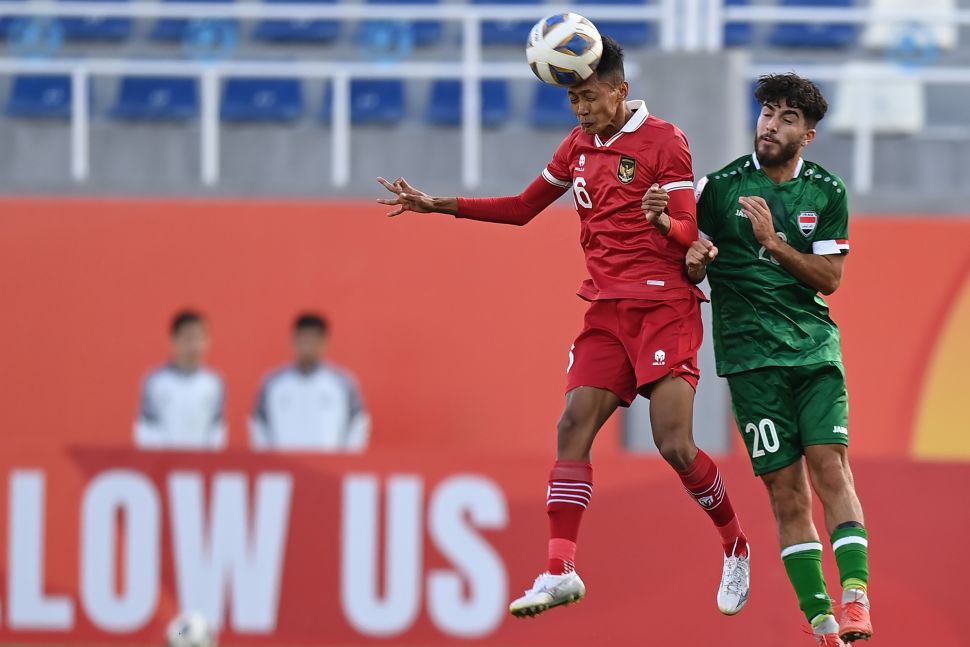 Pemain Timnas U-20 Indonesia Dony Tri Pamungkas (kiri) berebut bola di udara dengan pemain Timnas U-20 Irak Charbel Awni dalam kualifikasi Grup A Piala Asia U-20 di Stadion Lokomotiv, Tashkent, Uzbekistan, Rabu (1/3/2023). ANTARA FOTO/Sigid Kurniawan/foc. 