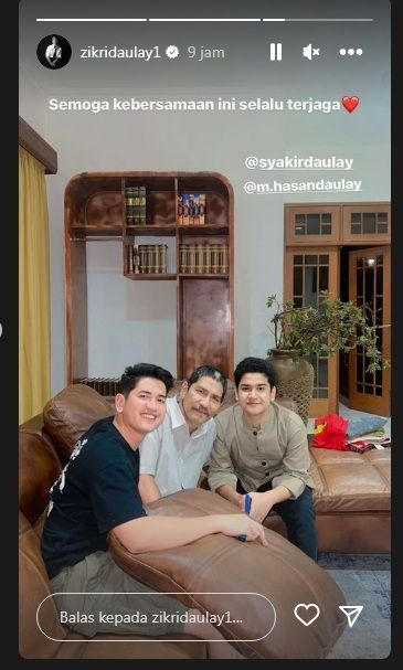 Zikri Daulay dan Syakir Daulay bersama ayah mereka. [Instagram/@zikridaulay1]