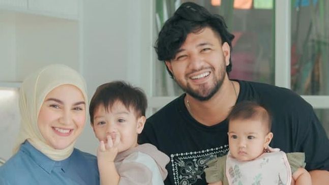 Potret keluarga kecil Ammar Zoni (Instagram/_irishbella_)