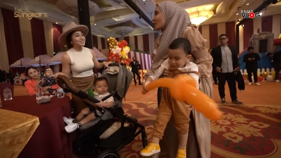 Paniknya Zaskia Sungkar Saat Ukkaya Pukul Kepala Baby Issa dengan Balon (YouTube/The Sungkars)