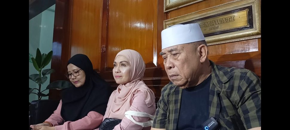 Anak Nani Wijaya, Nina Kartika (paling kiri), bersama pemain sinetron Tukang Bubur Naik Haji, Lulu Zakaria dan Latief Sitepu di RS Fatmawati, Jakarta Selatan pada Jumat (3/3/2023) [Suara.com/Rena Pangesti]