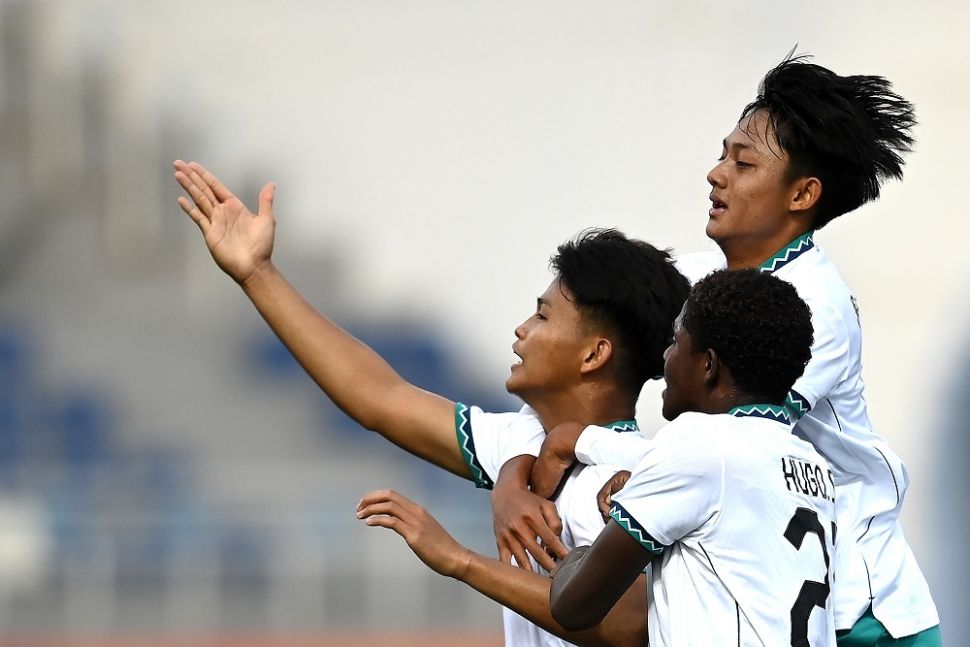 Pemain Timnas U-20 Indonesia Hokky Caraka (kiri) melakukan selebrasi seusai berhasil mencetak gol ke gawang Timnas U-20 Suriah dalam kualifikasi Grup A Piala Asia U-20 di Stadion Lokomotiv, Tashkent, Uzbekistan, Sabtu (4/3/2023). ANTARA FOTO/Sigid Kurniawan/nz. 