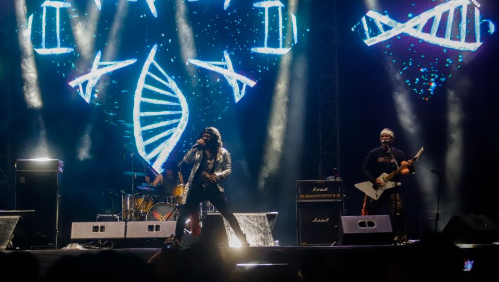 Aksi panggung Band Rock Seurieus x Candil saat tampil di Everblast Festival 2023 di Gambir Expo Kemayoran, Jakarta, Sabtu (4/3/2023). [Suara.com/Alfian Winanto]