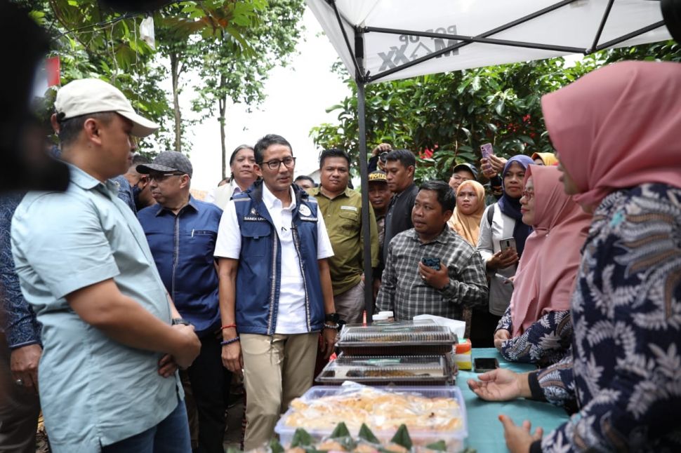 Menparekraf Sandiaga Uno memelopori program wirausaha praktis Juragan Lele Lalap atau 'Julela' di Setu Tujuh Muara Bojongsari, Depok, Jawa Barat.