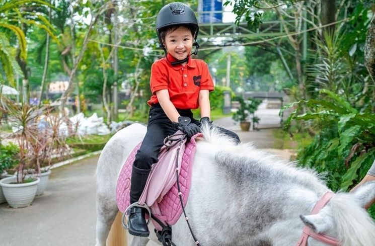 Potret Anak Artis Berkuda (Instagram/@thaliaputrionsu)