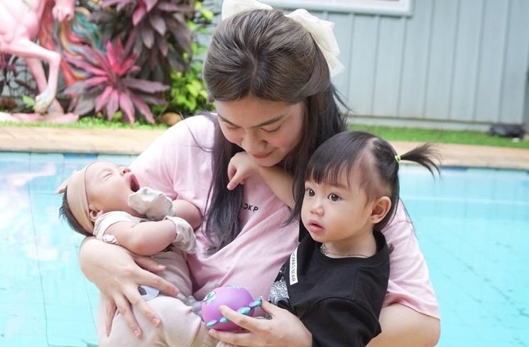 Potret Felicya Angelista Momong dua Anak (Instagram/@felicyangelista_)