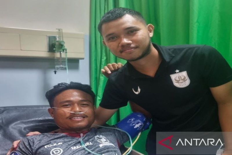 Ricki Ariansyah (Rian) taking a photo with PSIS Semarang players.  Currently Rian's condition began to improve.  (ANTARA/HO-Madura United FC)