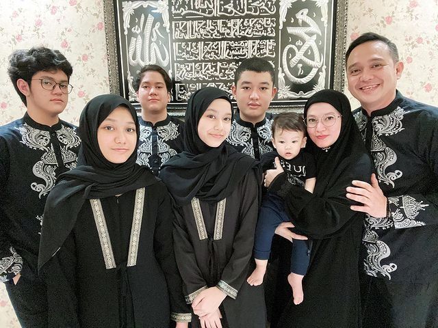 Potret Lyra Virna Momong 6 Anak. (Instagram/lyravirna)