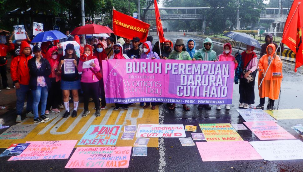 Para peserta melakukan aksi di sekitar Patung Kuda Arjuna Wiwaha, Jakarta Pusat, Rabu (8/3/2023). [Suara.com/Alfian Winanto]