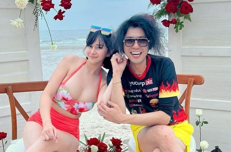 Gaya Pacaran Denise Chariesta dan JK (Instagram/@denisechariesta91)