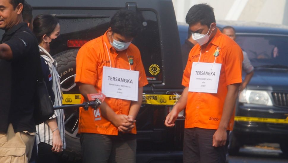 Tersangka Mario Dandy Satriyo (kanan), Shane Lukas  (kiri) saat rekonstruksi penganiayaan di David Ozora Latumahina di Perumahan Green Permata Residences, Pesanggrahan, Jakarta Selatan, Jumat (10/3/2023). [Suara.com/Alfian Winnato]