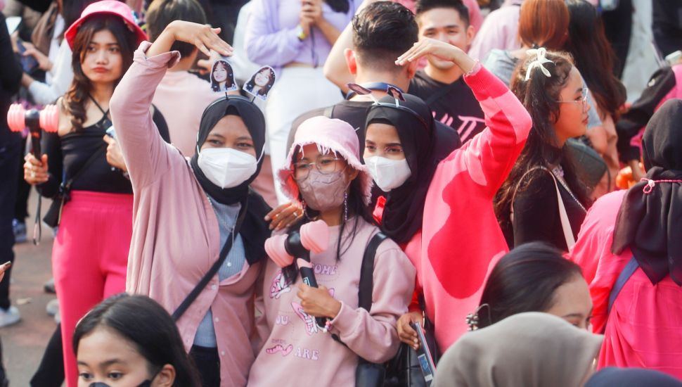 Suasana penonton mulai berdatangan untuk menyaksikan Konser BLACKPINK di Stadion Utama Gelora Bung Karno (SUGBK), Jakarta Pusat, Sabtu (11/3/2023). [Suara.com/Alfian Winanto]