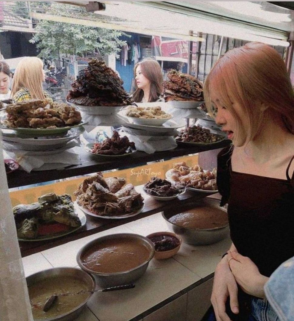 Para personel Blackpink di warung nasi Padang. [Instagram @awreceh.id]