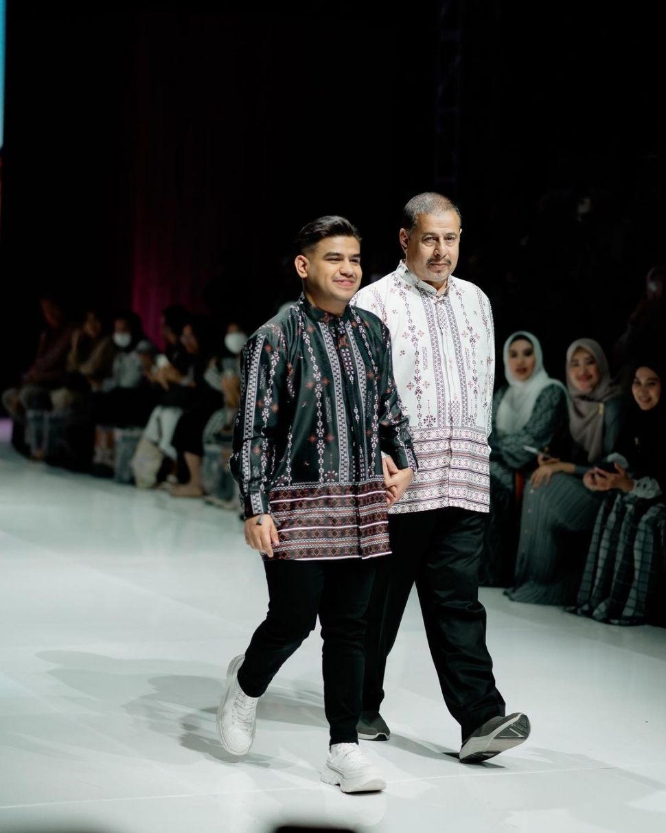 Fadil Jaidi dan Pak Muh ikut menjadi model di acara fashion show yang digelar Zaskia Sungkr. [Instagram Zaskia Sungkar]