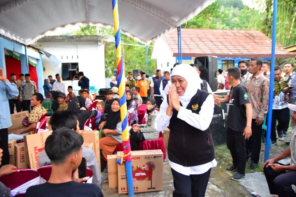 Gubernur Jawa Timur Khofifah Indar Parawansa menyerahkan zakat produktif kepada warga Kampung Talun.  (Dok: Pemprov Jatim)