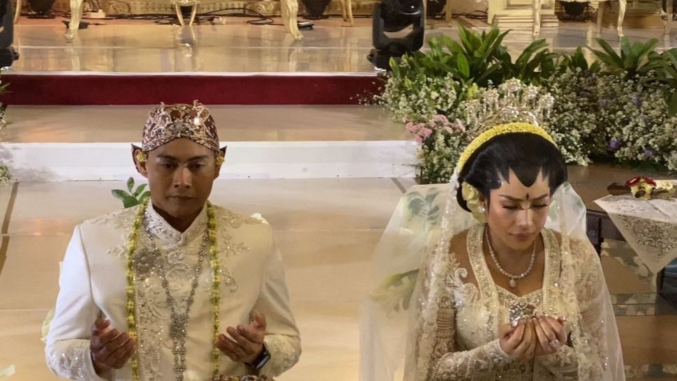 Prosesi akad nikah Shinta Bachir dan Indra Kristianto di Gedung Pewayangan Kautaman, Jakarta, Minggu (12/3/2023). [Suara.com/ Adiyoga Priyambodo]