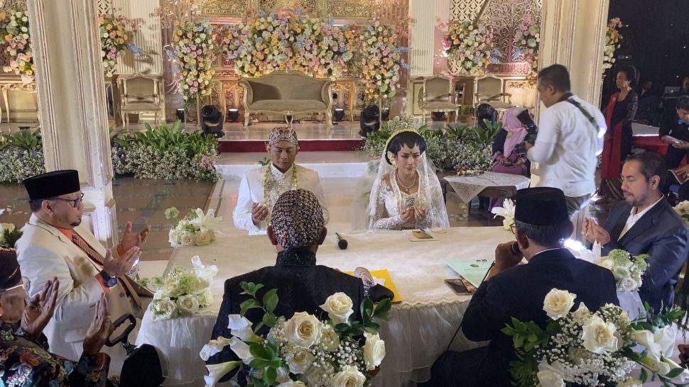 Prosesi akad nikah Shinta Bachir dan Indra Kristianto di Gedung Pewayangan Kautaman, Jakarta, Minggu (12/3/2023). [Suara.com/ Adiyoga Priambodo]