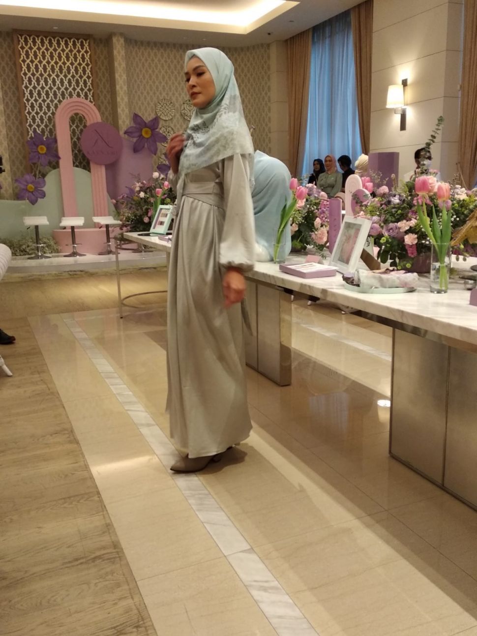 Salah satu koleksi hijab yang diluncurkan brand fashion Kaynami menyambut Ramadhan dan Hari Raya Idul Fitri 2023. (Suara.com/Ririn Indriani)