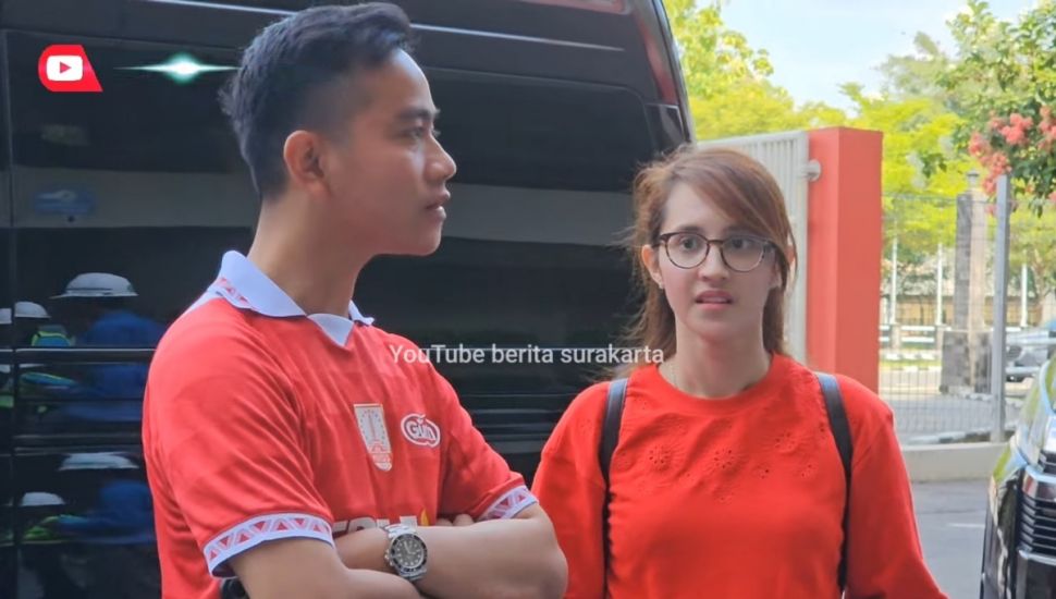 Gibran Rakabuming Kenakan Jam Tangan Mewah Rolex (YouTube/Berita Surakarta)