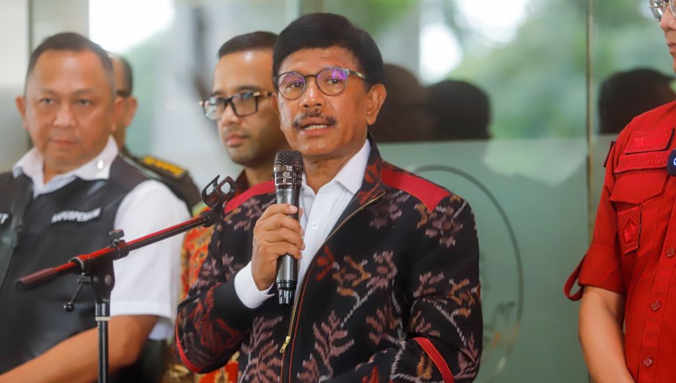 Menteri Komunikasi dan Informatika (Menkominfo) Johnny G Plate (tengah) memberikan keterangan usai menjalani pemeriksaan sebagai saksi di Kejaksaan Agung, Jakarta Selatan, Rabu (15/3/2023). [Suara.com/Alfian Winanto]