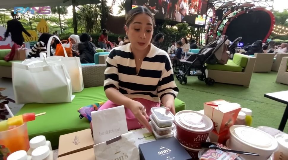 Potret Nagita Slavina borong jajanan. (YouTube/RANS Entertainment)