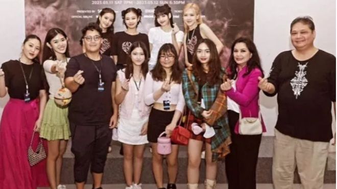 Keluarga Menteri Airlangga Hartarto foto bareng BLACKPINK. [Instagram/@yanti.airlangga]