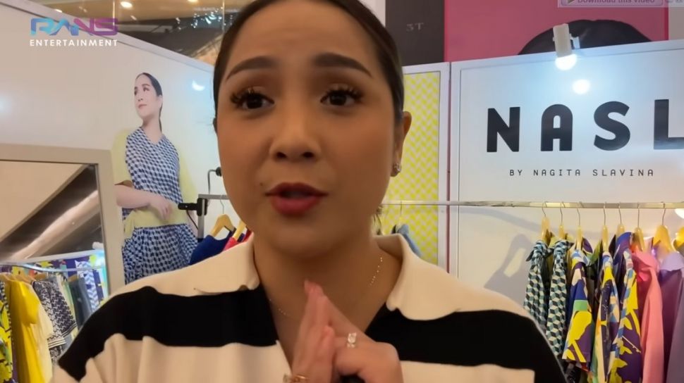 Potret Nagita Slavina borong jajanan. (YouTube/RANS Entertainment)