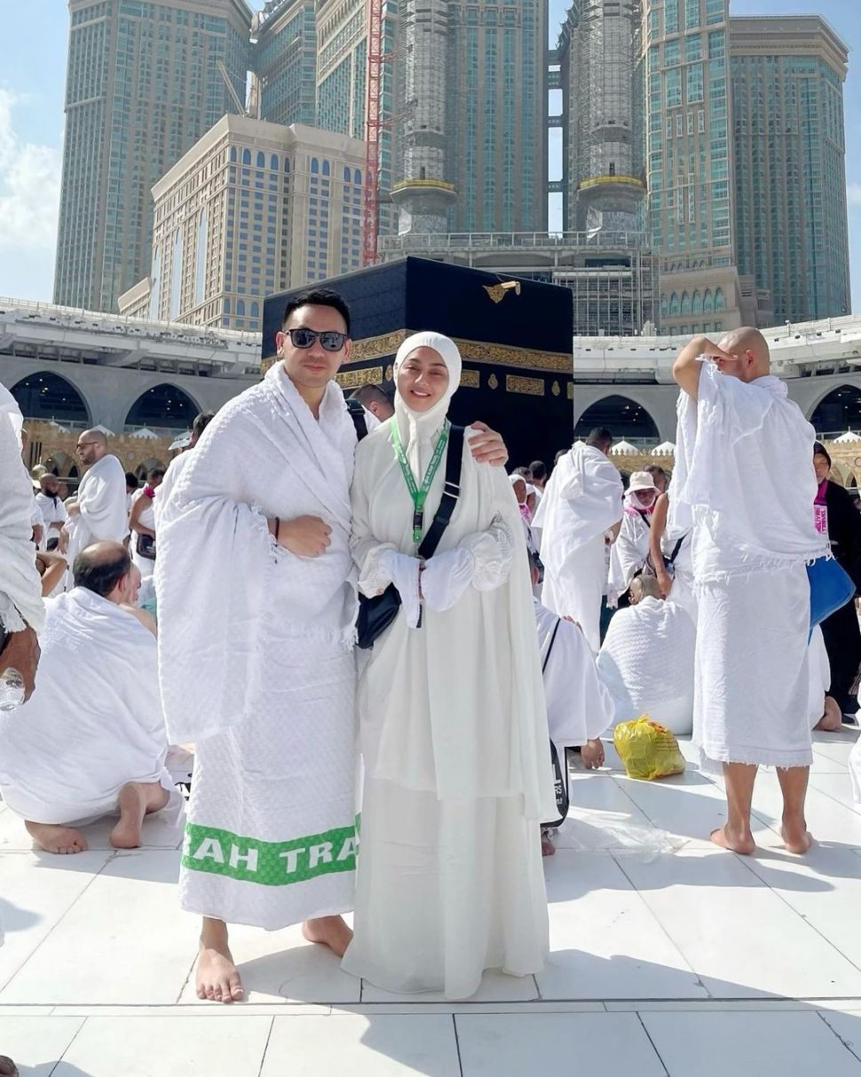 Jenita Janet bersama suami, Danu Sofwan menjalankan ibadah umrah. [Instagram]