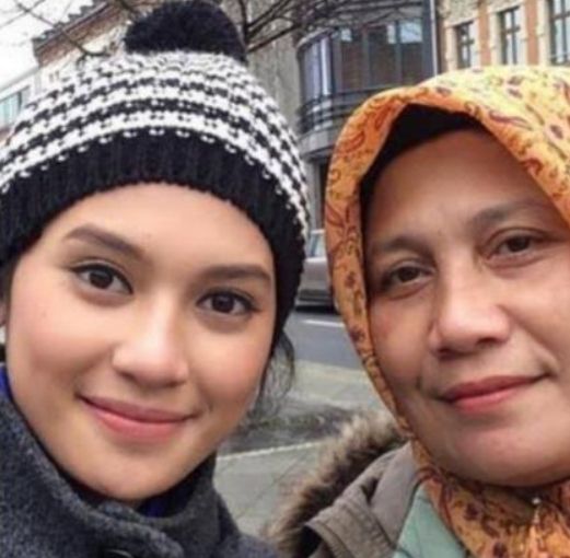 Indah Permatasari dan sang ibu. (Instagram)