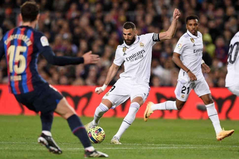 Penyerang Real Madrid asal Prancis, Karim Benzema menendang bola selama pertandingan pekan ke-26 Liga Spanyol antara FC Barcelona vs Real Madrid CF di stadion Camp Nou di Barcelona pada 19 Maret 2023.Josep LAGO / AFP