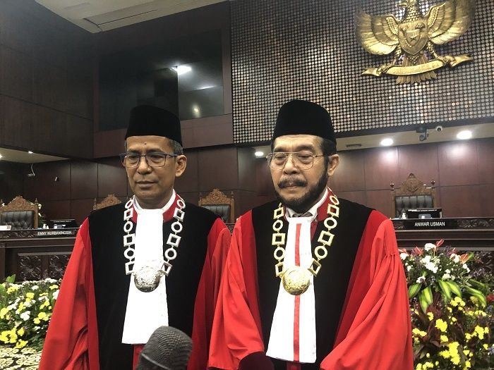 Ketua Mahkamah Konstitusi (MK) Anwar Usman (kanan) dan Wakil Ketua MK Saldi Isra. (Suara.com/Dea)