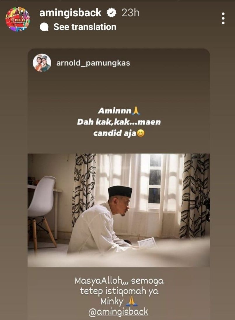 Aming terlihat tengah mengaji. [Instagram]