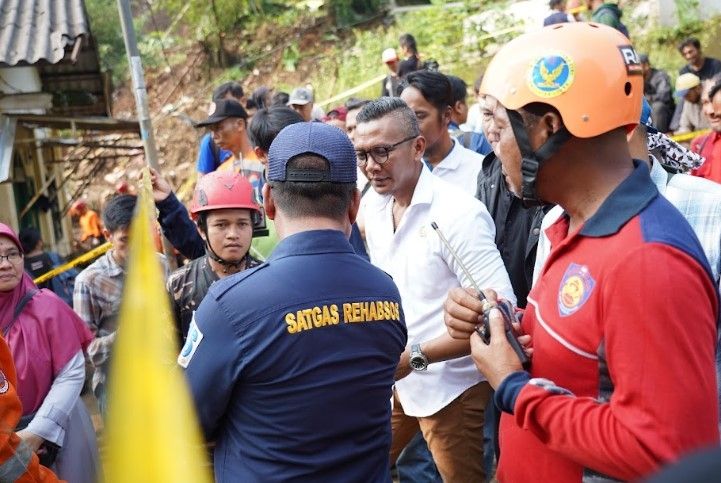 Turun ke Lokasi Bencana Empang, Pimpinan dan Anggota DPRD Kota Bogor Berharap Relokasi Bisa Segera Dilakukan. (Dok: DPRD Kota Bogor)