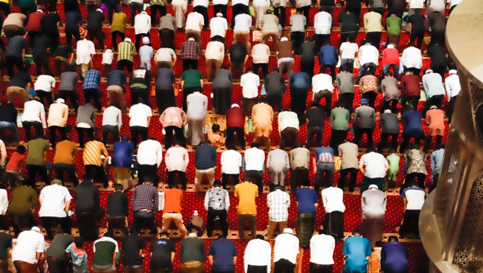 Umat Islam melaksanakan ibadah shalat Tarawih di Masjid Istiqlal, Jakarta Pusat, Rabu (22/3/2023). [Suara.com/Alfian Winanto]