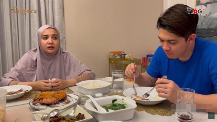 Potret Wajah Natural Artis Saat Sahur. (YouTube/The Sungkars)