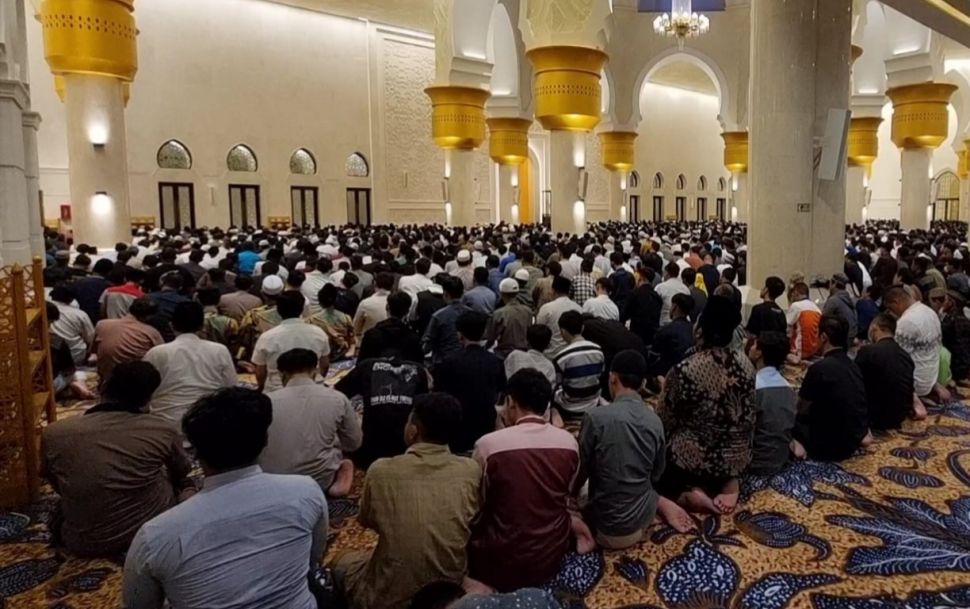 Jamaah sedang mengikuti salat tarawih perdana di Masjid Raya Sheikh Zayed Solo, Rabu (22/3/2023). [Suara.com/Ari Welianto]