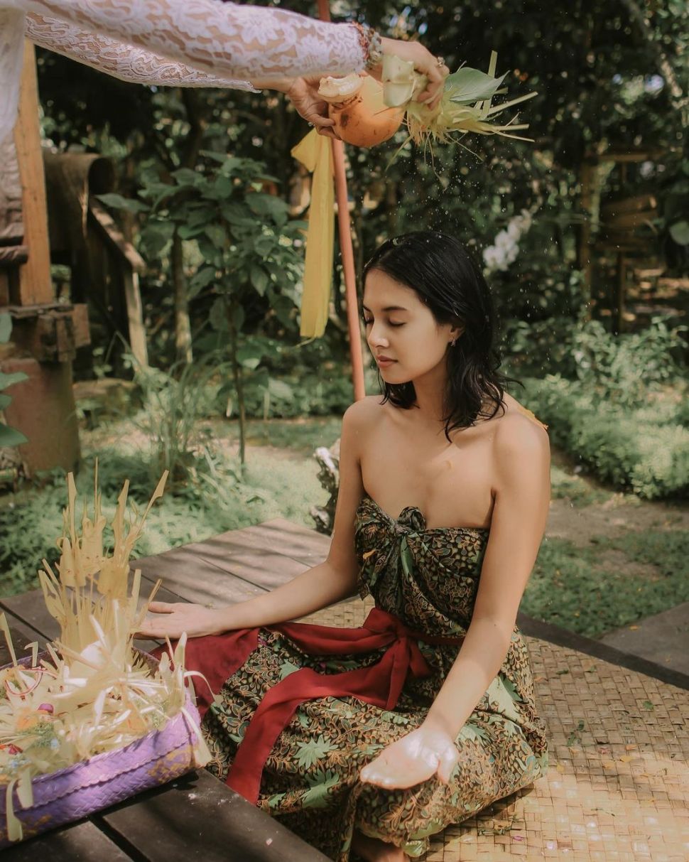 Momen Aurelie Moeremans Melakukan Masking Ritual (Instagram/@aurelie)