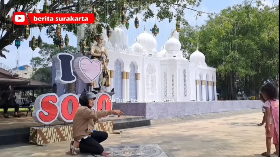 Gibran Rakabuming Hadirkan Miniatur Masjid Raya Syeikh Zayed (YouTube/Berita Surakarta)