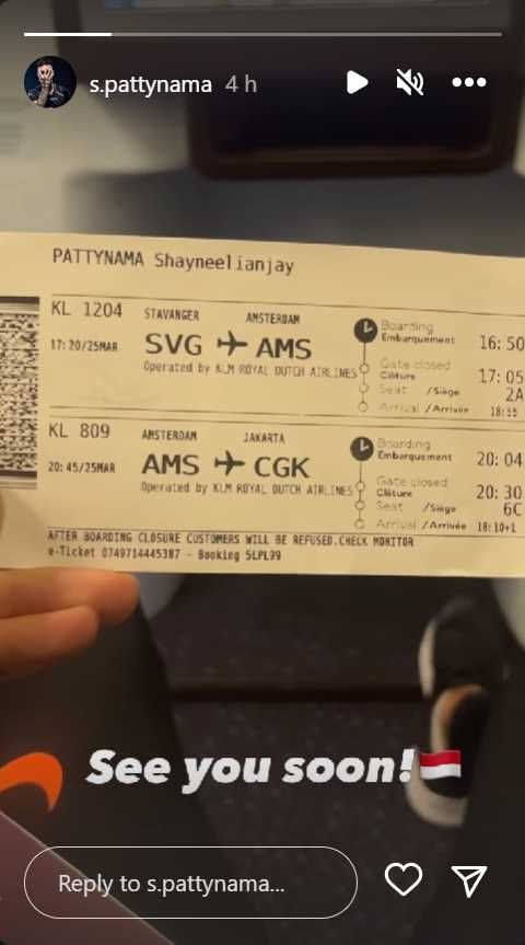 Pemain naturalisasi Timnas Indonesia, Shayne Pattynama memamerkan tiket pesawat yang menunjukkan keberangkatan dari Amsterdam, Belanda menuju Jakarta. [Instagram/@s.pattynama]