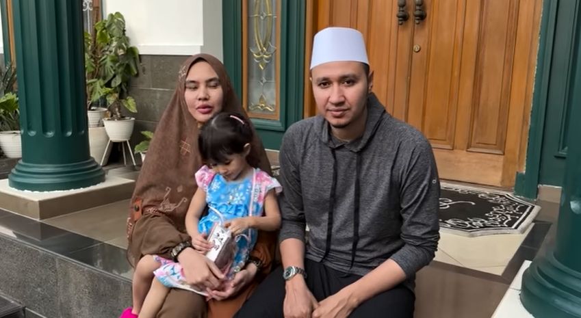 Momen Kartika Putri Ngabuburit Bareng Anak dan Suami. (YouTube/Kartika Putri Official)