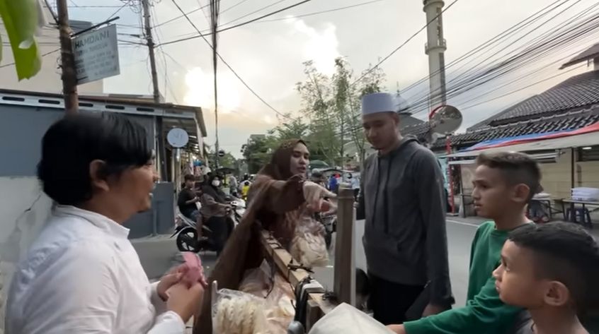 Momen Kartika Putri Ngabuburit Bareng Anak dan Suami. (YouTube/Kartika Putri Official)