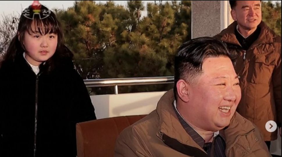Kim Jong Un dan Kim Ju Ae dengan jaket yang diduga senilai puluhan juta rupiah (KCNA via KNS)