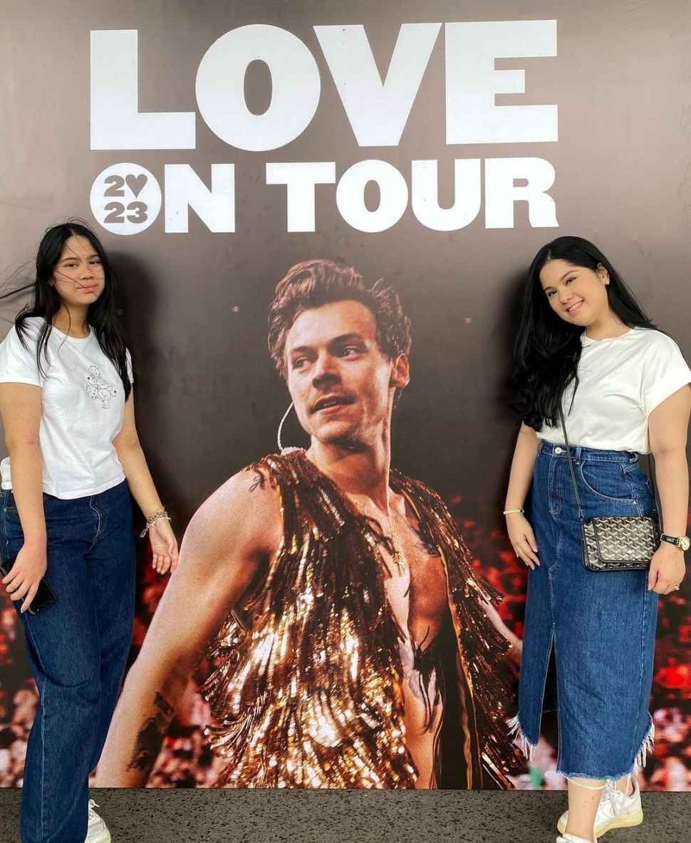 Tas Mungil Puluhan Juta Annisa Pohan Saat Nonton Konser Harry Styles (Instagram)