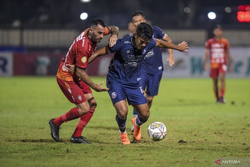 Pesepak bola Arema FC M Rafli (kanan) berusaha melewati hadangan pesepak bola Bali United Brwa Nouri (kiri) dalam lanjutan Liga 1 di Stadion PTIK, Jakarta, Senin (27/3/2023). Arema FC kalah atas Bali United dengan skor 1-3. ANTARA FOTO/Galih Pradipta/rwa (ANTARA FOTO/GALIH PRADIPTA)