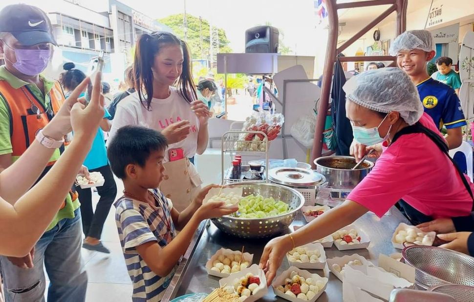 Pedagang di Buri Ram Thailand Bagikan 500kg Bakso Rayakan Ultah Lisa BLACKPINK (Facebook)