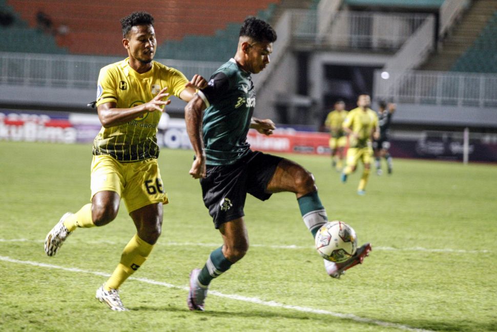 Pesepak bola Persikabo 1973 Syahrul Lasinari (kanan) menguasai bola dibayangi pesepak bola Barito Putra Bagas Kaffa (kiri) dalam lanjutan BRI Liga 1 di Stadion Pakansari, Kabupaten Bogor, Jawa Barat, Jumat (31/3/2023). ANTARA FOTO/Yulius Satria Wijaya/foc.