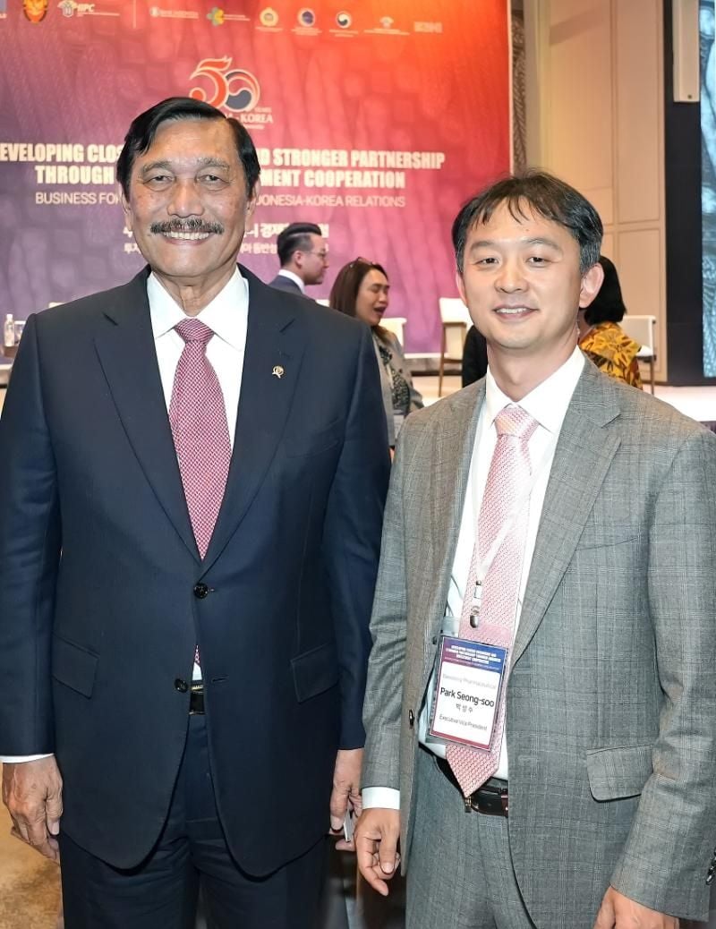 Luhut Binsar Pandjaitan, Menteri Koordinator Bidang Kemaritiman dan Investasi RI (kiri), dan Seongsoo Park, Wakil Eksekutif Presiden Daewoong Pharmaceutical, berfoto bersama. (Dok. Daewoong)