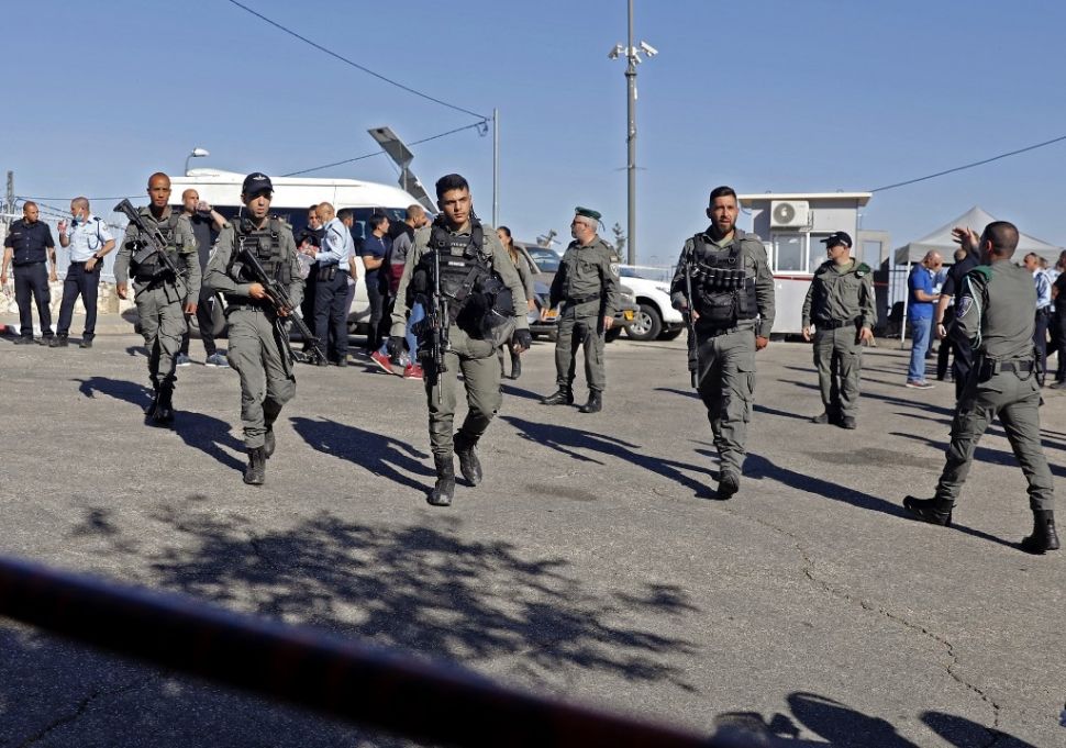 Tentara Israel memasuki daerah Al Mukaber di Tepi Barat, Palestina. Al Mukaber merupakan salah satu daerah yang memiliki klub sepak bola unggulan Palestina, Jabal Al Mukaber. [AFP]