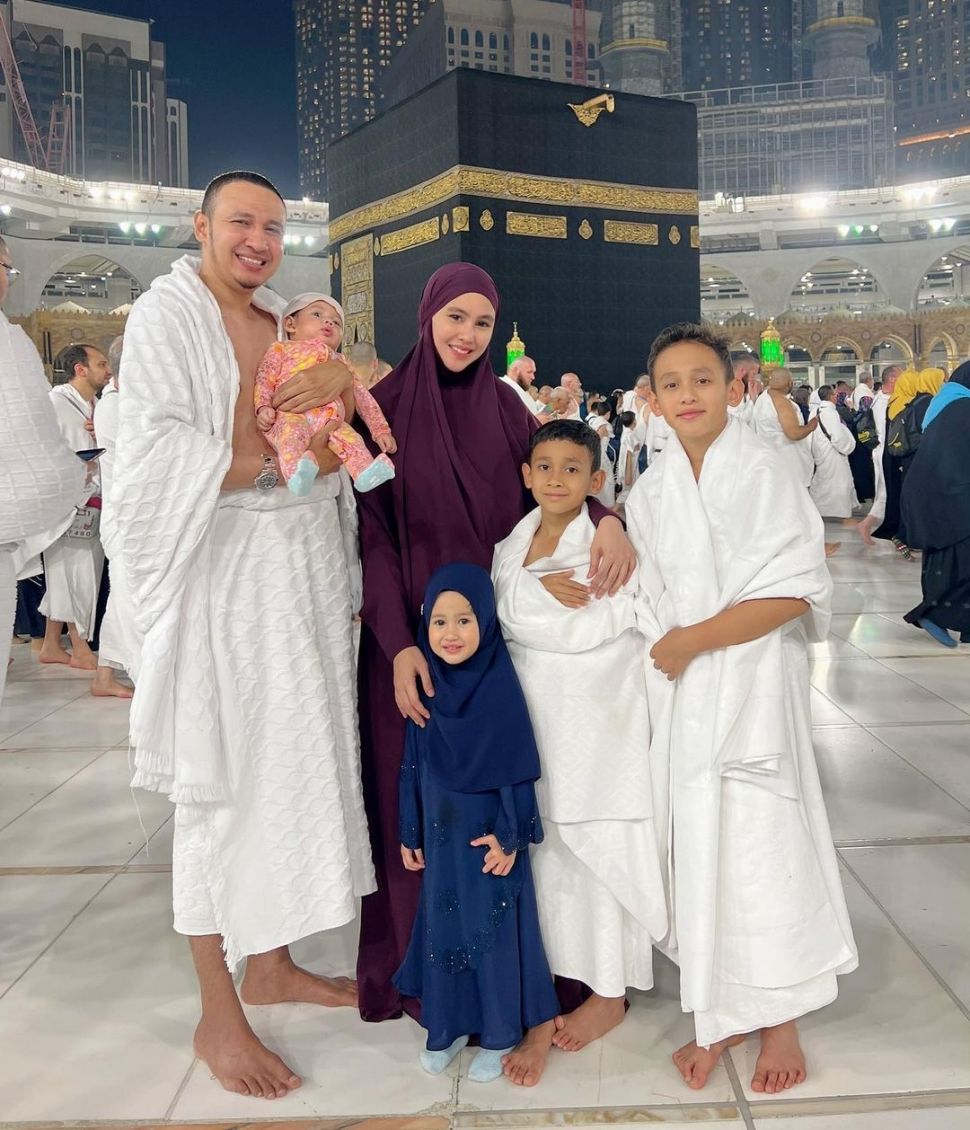 Kartika Putri bersama suami, Habib Usman bin Yahya dan ketiga anaknya saat menjalani ibadah umrah. [Instagram]