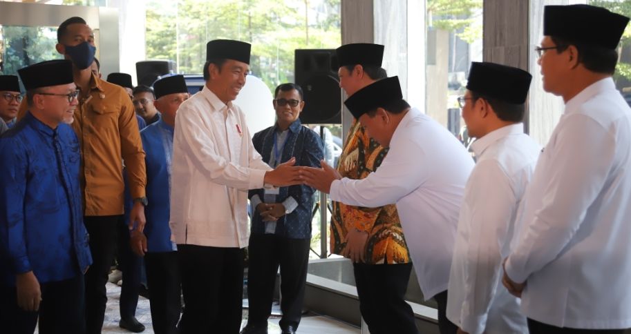 Jokowi bersalaman dengan Prabowo Subianto di kantor DPP PAN, Minggu (2/4/2023). (Foto: Dok. Humas PAN)